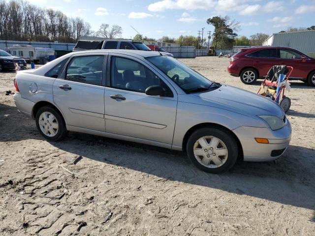 1FAFP34N37W355206 - 2007 FORD FOCUS ZX4 SILVER photo 4