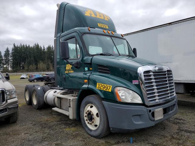 1FUBGADV5DLBW5736 - 2013 FREIGHTLINER CASCADIA 1 GREEN photo 1