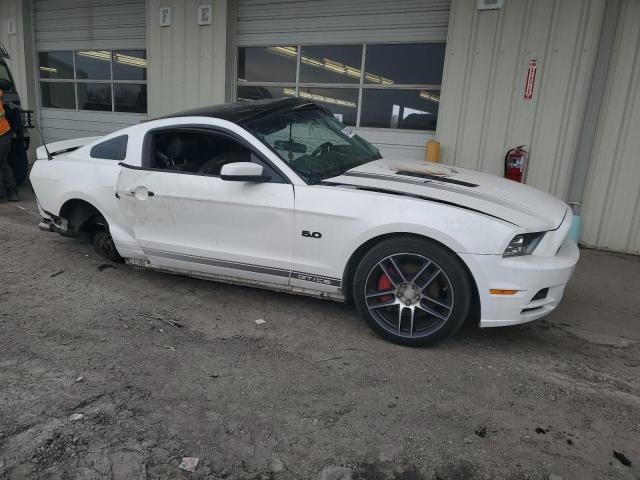 1ZVBP8CFXD5213501 - 2013 FORD MUSTANG GT WHITE photo 4