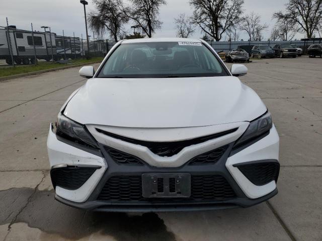 4T1T11AKXPU756983 - 2023 TOYOTA CAMRY SE NIGHT SHADE WHITE photo 5