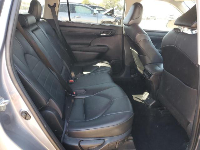 5TDHZRAH7MS042329 - 2021 TOYOTA HIGHLANDER XLE SILVER photo 10