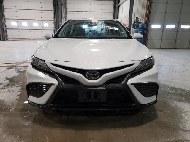 4T1G11AKXNU054452 - 2022 TOYOTA CAMRY SE GRAY photo 5