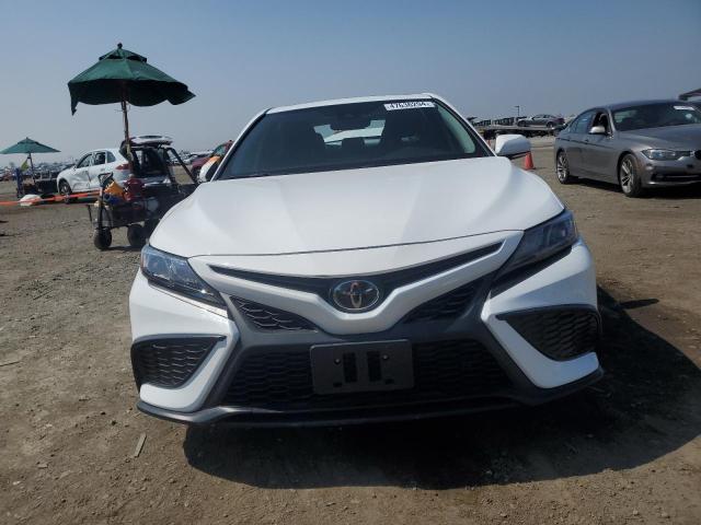 4T1T11AK2PU766861 - 2023 TOYOTA CAMRY SE NIGHT SHADE WHITE photo 5