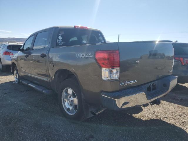 5TFDY5F17CX241198 - 2012 TOYOTA TUNDRA CREWMAX SR5 GOLD photo 2