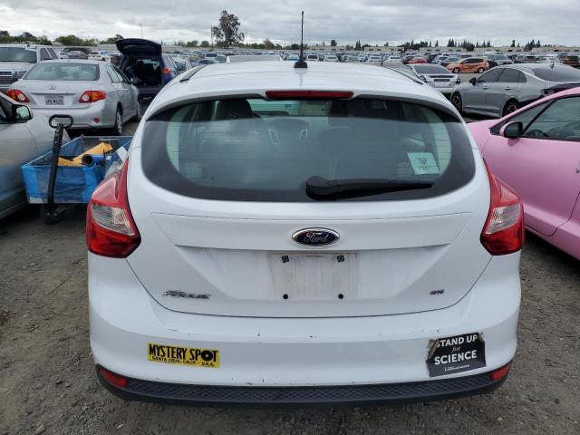 1FADP3K29DL298457 - 2013 FORD FOCUS SE WHITE photo 6