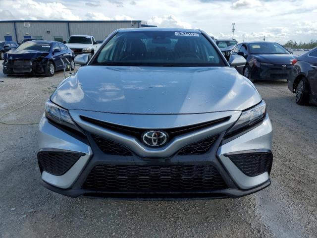 4T1G11AK1PU753858 - 2023 TOYOTA CAMRY SE NIGHT SHADE SILVER photo 5