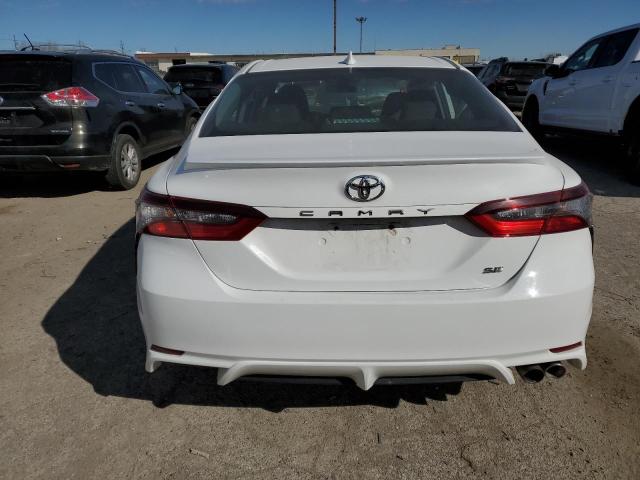 4T1G11AK4MU472536 - 2021 TOYOTA CAMRY SE WHITE photo 6