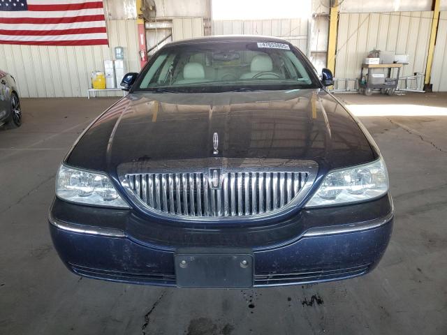 1LNHM81W24Y635183 - 2004 LINCOLN TOWN CAR EXECUTIVE Blau Foto 5