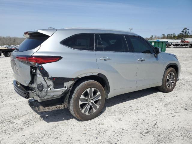 5TDGZRAH5NS141177 - 2022 TOYOTA HIGHLANDER XLE 银色 照片 3