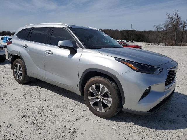 5TDGZRAH5NS141177 - 2022 TOYOTA HIGHLANDER XLE 银色 照片 4