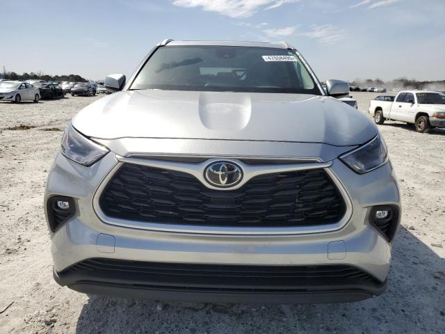 5TDGZRAH5NS141177 - 2022 TOYOTA HIGHLANDER XLE 银色 照片 5