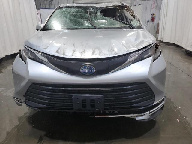 5TDYRKEC5MS054064 - 2021 TOYOTA SIENNA XLE 银色 照片 5
