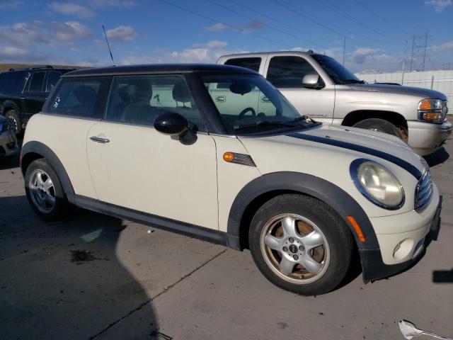 WMWMF3C50ATZ23410 - 2010 MINI COOPER WHITE photo 4