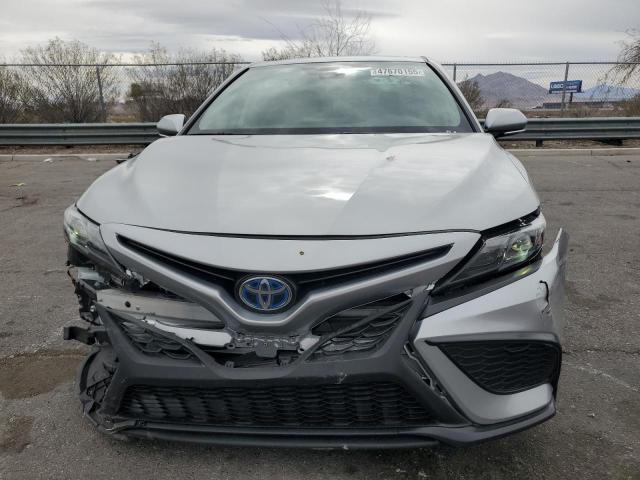 4T1S31AK0RU077376 - 2024 TOYOTA CAMRY SE NIGHT SHADE SILVER photo 5