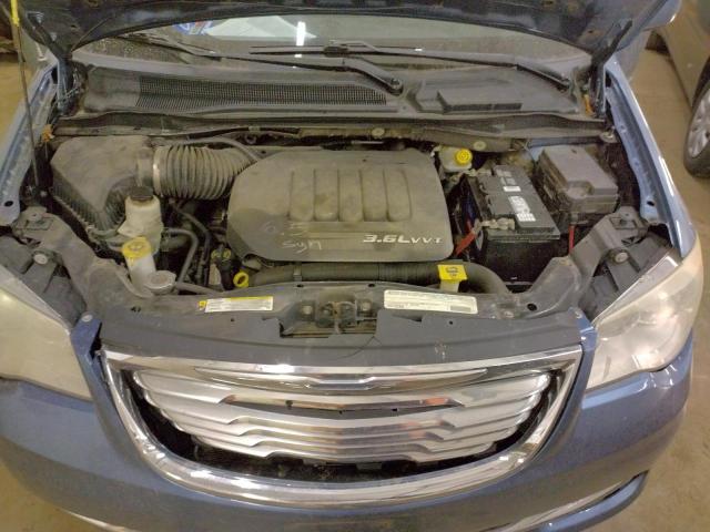 2A4RR5DG6BR716714 - 2011 CHRYSLER TOWN & COU TOURING BLUE photo 11