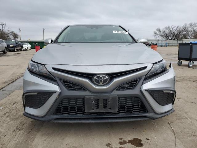 4T1G11AK2RU236099 - 2024 TOYOTA CAMRY SE NIGHT SHADE SILVER photo 5