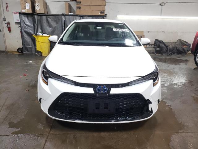 JTDEAMDE4N3003862 - 2022 TOYOTA COROLLA LE WHITE photo 5