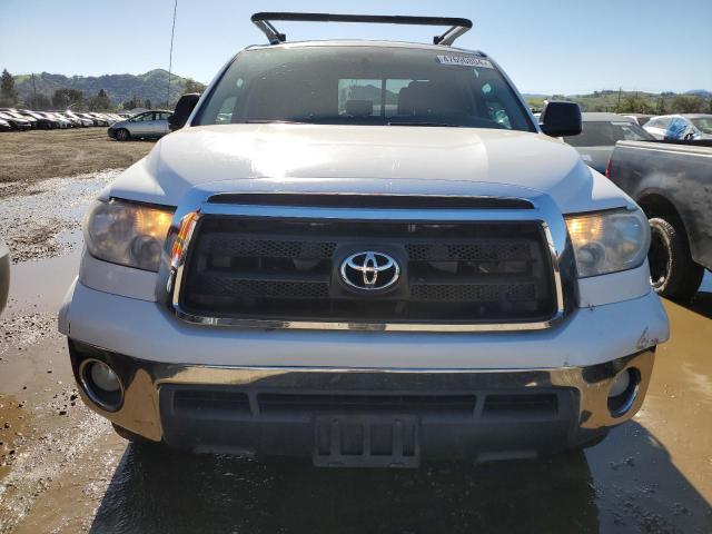 5TFRM5F16DX057440 - 2013 TOYOTA TUNDRA DOUBLE CAB SR5 WHITE photo 5