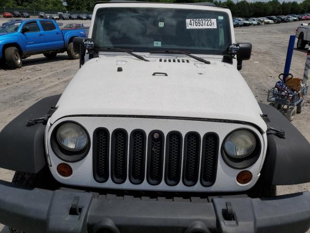1J4BA5H13BL532659 - 2011 JEEP WRANGLER U SAHARA WHITE photo 12