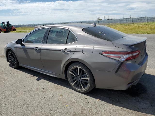 4T1B61HK7JU012770 - 2018 TOYOTA CAMRY XSE GRAY photo 2