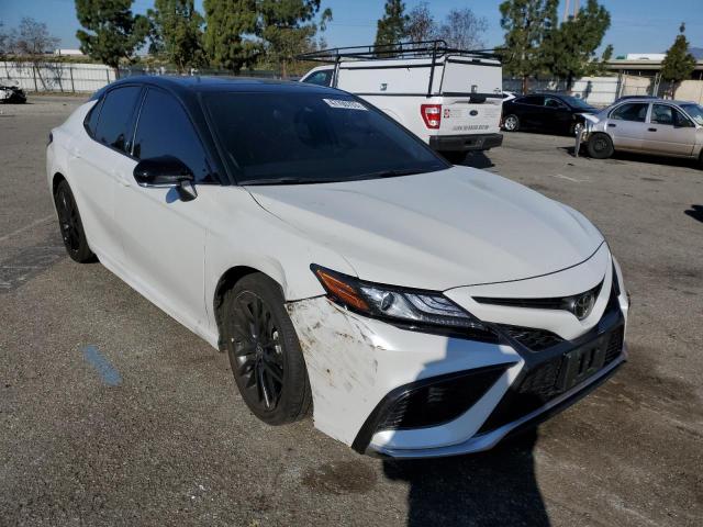 4T1KZ1AK1NU067187 - 2022 TOYOTA CAMRY TRD WHITE photo 4