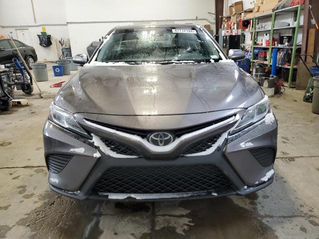 4T1B11HK6JU124975 - 2018 TOYOTA CAMRY L GRAY photo 5