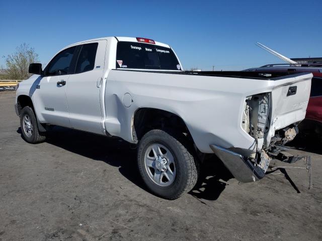 5TFUY5F11JX718527 - 2018 TOYOTA TUNDRA DOUBLE CAB SR/SR5 WHITE photo 2