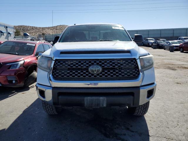 5TFUY5F11JX718527 - 2018 TOYOTA TUNDRA DOUBLE CAB SR/SR5 WHITE photo 5