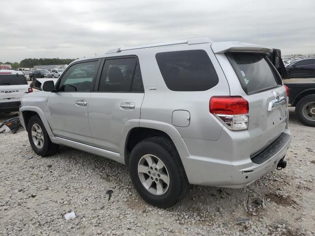 JTEZU5JR4B5022056 - 2011 TOYOTA 4RUNNER SR5 SILVER photo 2