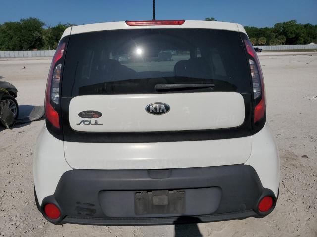 KNDJN2A2XG7840418 - 2016 KIA SOUL WHITE photo 6