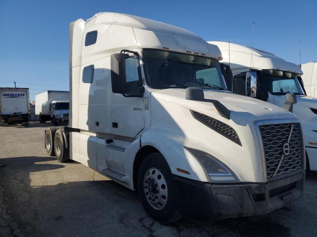 4V4NC9EHXKN904920 - 2019 VOLVO VN VNL WHITE photo 1