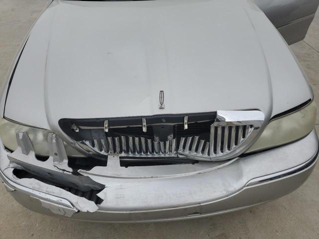 1LNHM81W43Y675392 - 2003 LINCOLN TOWN CAR EXECUTIVE SILVER photo 11