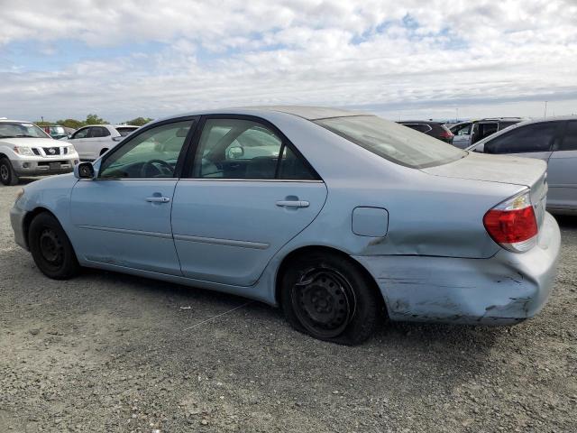 4T1BE30K25U524808 - 2005 TOYOTA CAMRY LE BLUE photo 2