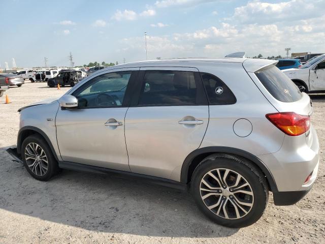 JA4AP3AW5JU000732 - 2018 MITSUBISHI OUTLANDER ES SILVER photo 2