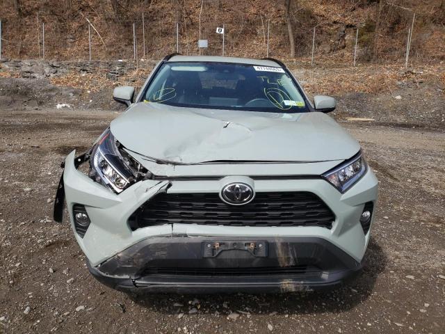 2T3A1RFVXKC058125 - 2019 TOYOTA RAV4 XLE PREMIUM GRAY photo 5