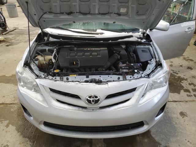 2T1BU4EE9DC011776 - 2013 TOYOTA COROLLA BASE Silber Foto 11