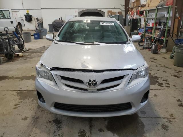 2T1BU4EE9DC011776 - 2013 TOYOTA COROLLA BASE Silber Foto 5