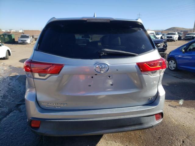 5TDZZRFH3JS241256 - 2018 TOYOTA HIGHLANDER LE SILVER photo 6