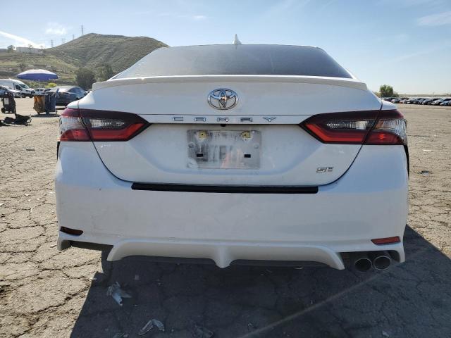 4T1G11AK8PU118362 - 2023 TOYOTA CAMRY SE NIGHT SHADE WHITE photo 6