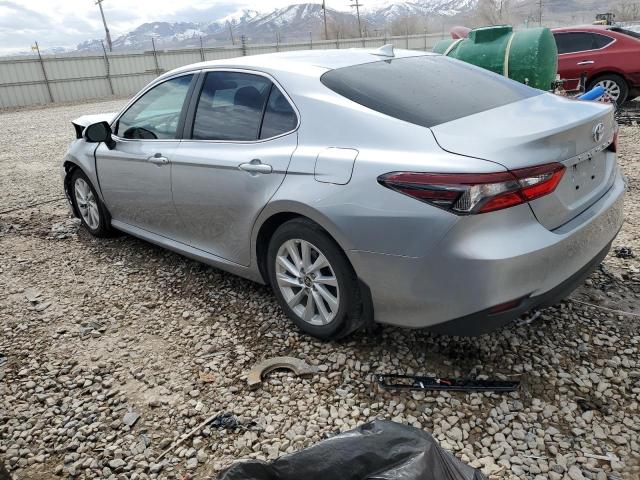 4T1C11AKXNU637974 - 2022 TOYOTA CAMRY LE SILVER photo 2