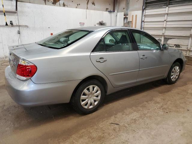 4T1BE32K15U547929 - 2005 TOYOTA CAMRY LE SILVER photo 3