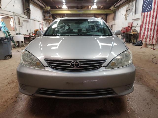 4T1BE32K15U547929 - 2005 TOYOTA CAMRY LE SILVER photo 5