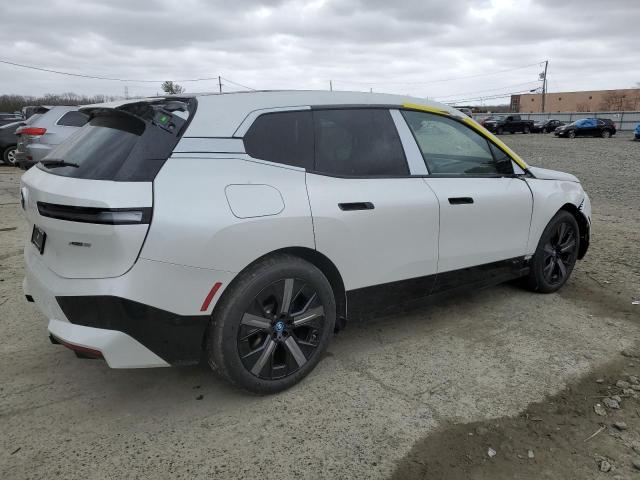 WB523CF09SCU44676 - 2025 BMW IX XDRIVE50 WHITE photo 3