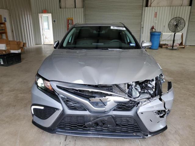 4T1T11AK0PU080690 - 2023 TOYOTA CAMRY SE NIGHT SHADE SILVER photo 5