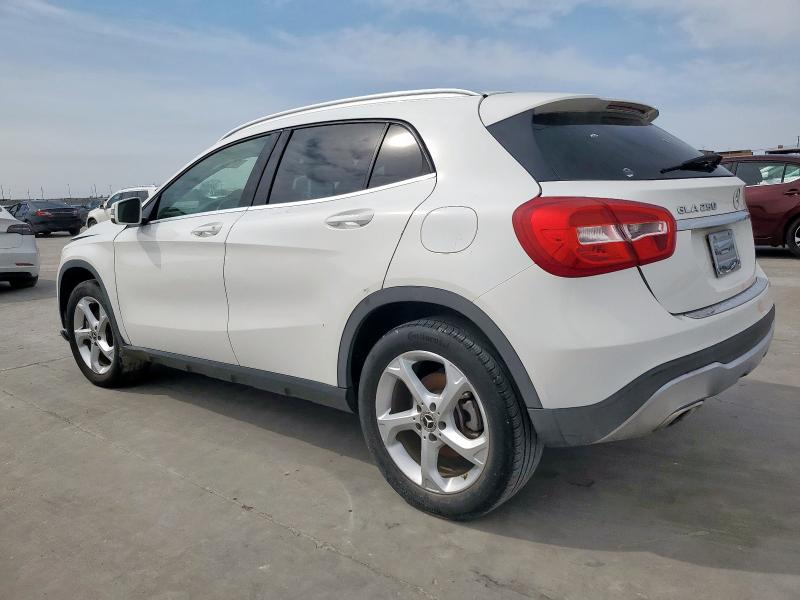WDCTG4EB0JJ477835 - 2018 MERCEDES-BENZ GLA 250 Beyaz fotoğraf 2