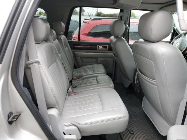 5LMFU28R34LJ41140 - 2004 LINCOLN NAVIGATOR 银色 照片 10