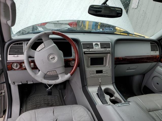 5LMFU28R34LJ41140 - 2004 LINCOLN NAVIGATOR 银色 照片 8