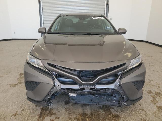 4T1G11AKXLU504257 - 2020 TOYOTA CAMRY SE GRAY photo 5