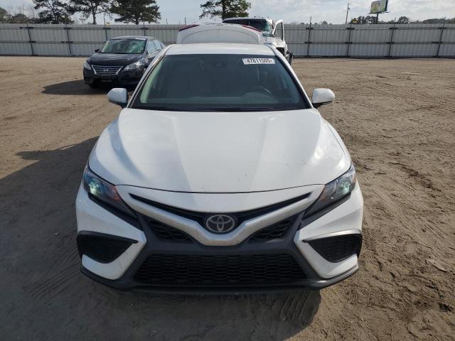 4T1G11AK2RU883022 - 2024 TOYOTA CAMRY SE NIGHT SHADE WHITE photo 5