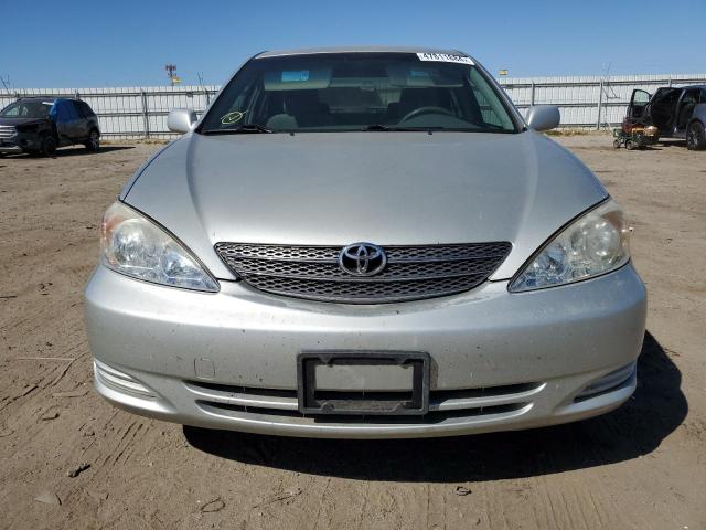 JTDBE32K530153620 - 2003 TOYOTA CAMRY LE SILVER photo 5